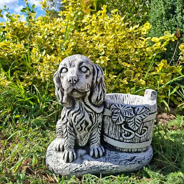 Betonová figurka Pes s květináčem, zahradní ozdoba, pejsek