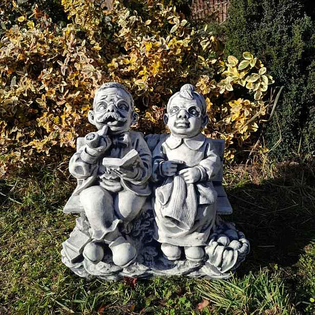 Betonová figurka Babička a dědeček na lavičce, zahradní figurky