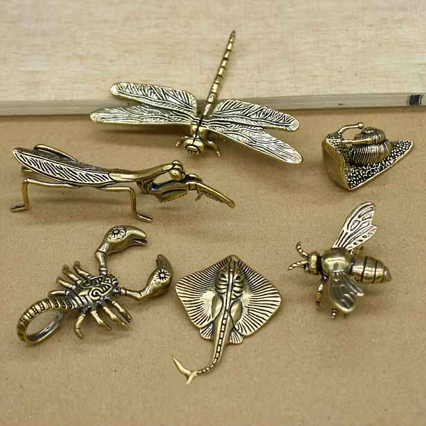 TEMU 6 ks Vintage mosazná masivní hmyzu a mořského života Včelí ďábel Ryba Šnek Mantisa Škorpión Vodní žába Domácí kancelář Zahrada Dekorace Ornament