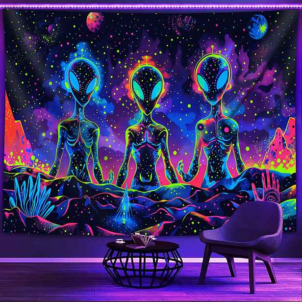 TEMU 1ks Tři tajemní mimozemšťané - Tapiserie svítící v UV světle, velká fluorescenční tapiserie z broskvové kůže, estetická závěsná tapiserie do