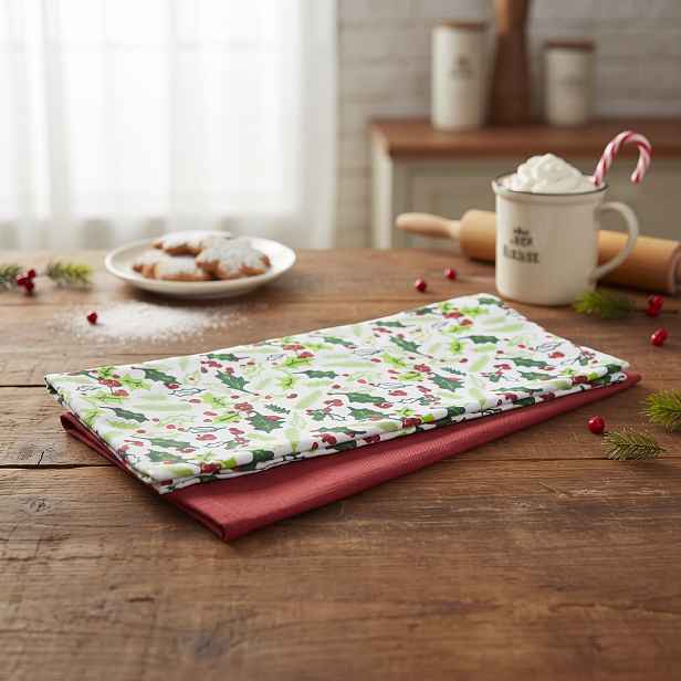 Sada vánočních kuchyňských utěrek FESTIVE FEAST 45 × 65 cm cesmína/červená – 2 ks