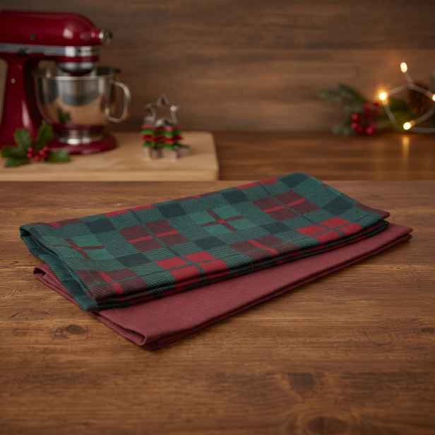 Sada vánočních kuchyňských utěrek FESTIVE FEAST 45 × 65 cm kostky/červená – 2 ks