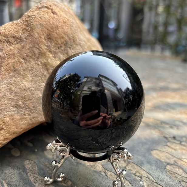 TEMU 60mm černá křišťálová koule z černého obsidiánu s stříbrnou základnou, vhodná pro domácí dekorace, dárky, fotografování, pozorování a Shui,