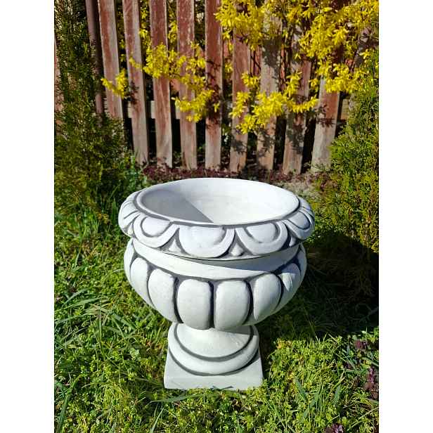 Zahradní figurka Květináč betonová figurka betonová zahrada