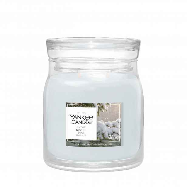 Střední vonná svíčka Yankee Candle Snow Kissed Pine
