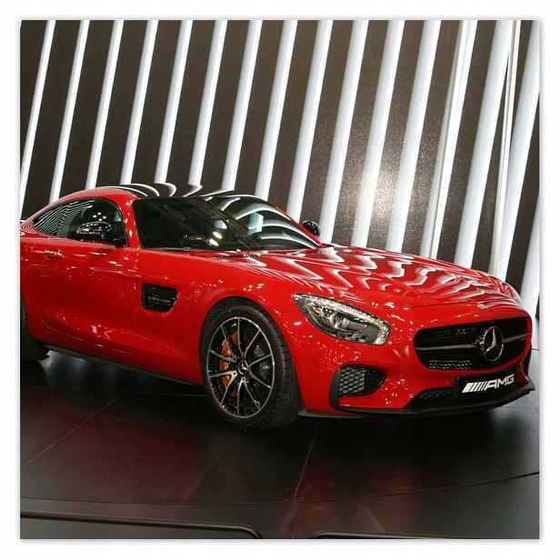 Plakáty 140x140 Červený Mercedes Amg