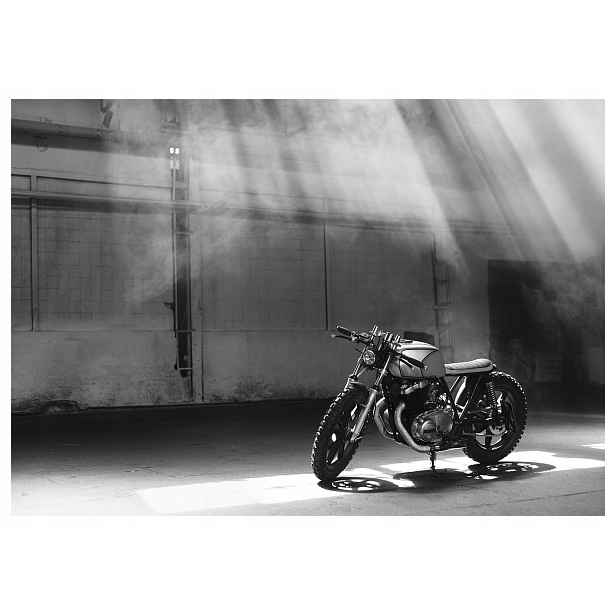 Fototapeta Cafe Racer motocykl beton černá a bílá industriální 300x210 lepidlo