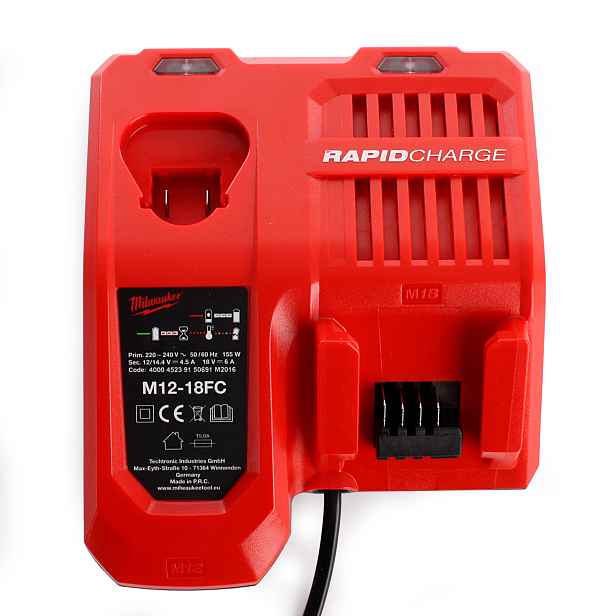 Rychlá nabíječka akumulátorů Milwaukee m12-18fc pro nabíjení 18V baterií