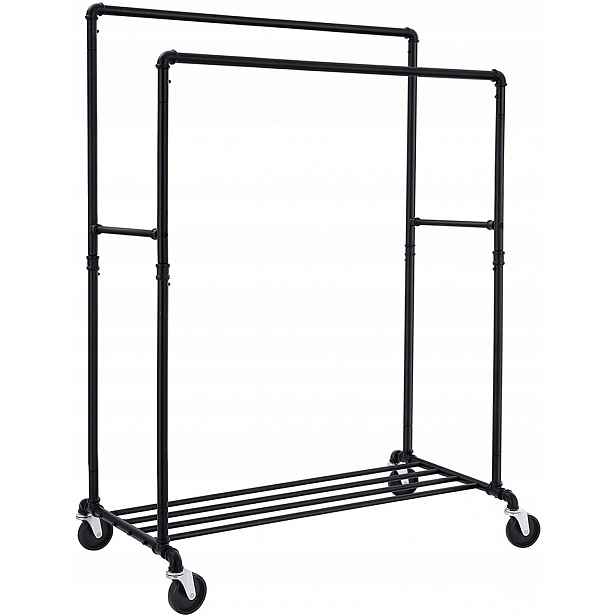 Černý stojan na kolečkách na oblečení a boty