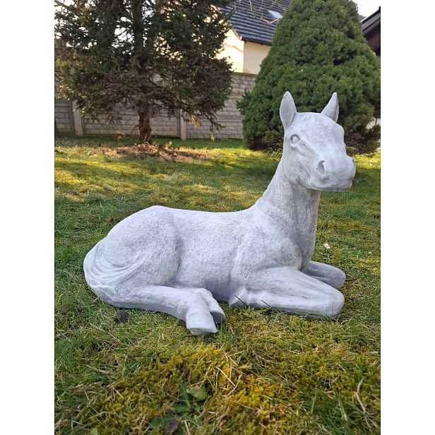 Betonová figurka Kůň ležící, socha zvířat, zahradní figurky