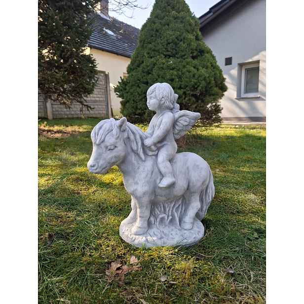 Betonová figurka Anděl na koni, socha Anděla, zahradní figurky
