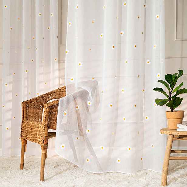 Záclona Bellis etamin Bílá s výšivkou Sedmikrásek 350 x 240 cm Šitá S Páskou Skr