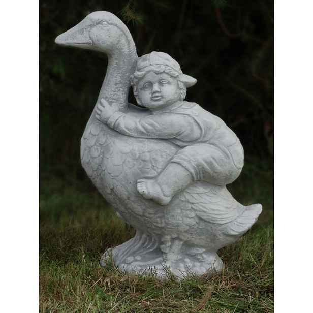 Betonová figurka Chlapec na husy, socha, chlapec, zahradní dekorace