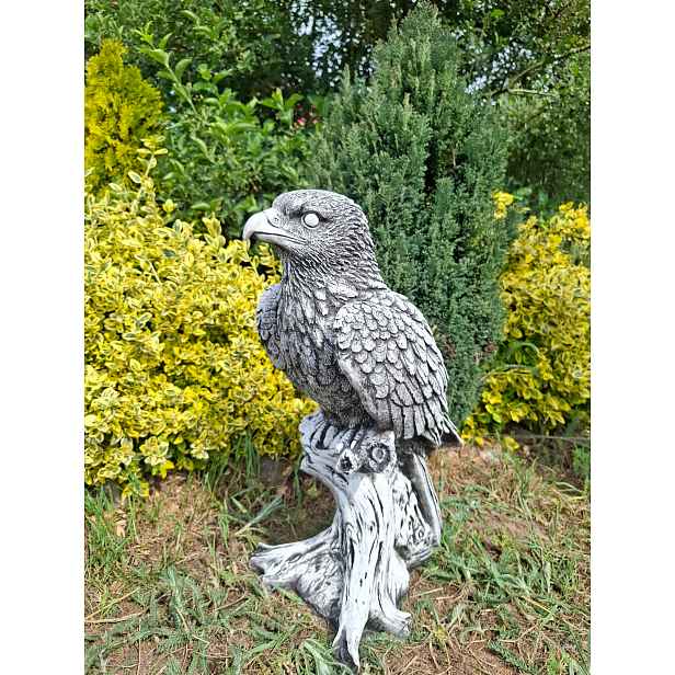 Betonová figurka Sokol, figurka orla do zahrady, betonové ozdoby
